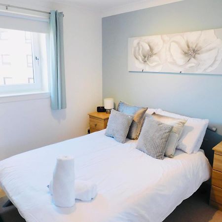 Beautiful 3 Bedroom Apt, Mins From Glasgow Airport, M8 & Sec Paisley Eksteriør bilde
