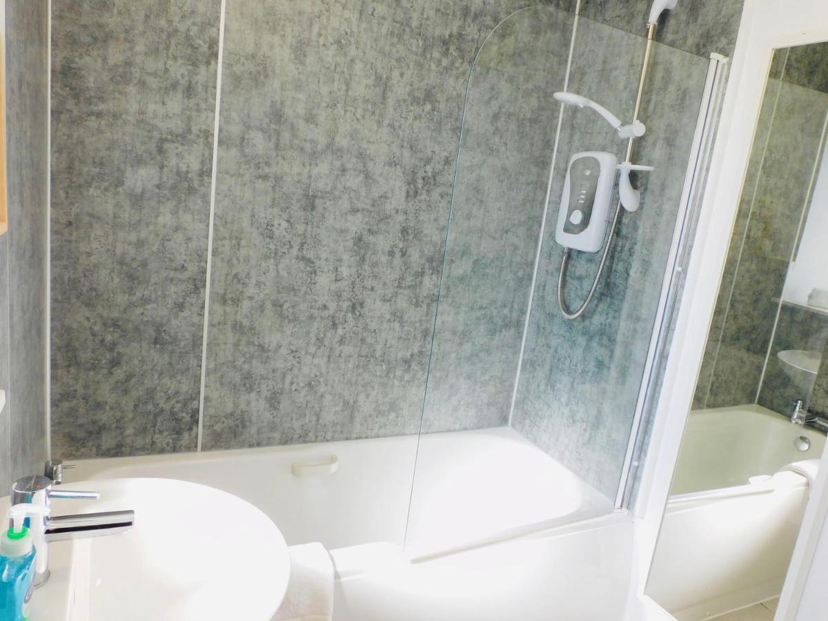 Beautiful 3 Bedroom Apt, Mins From Glasgow Airport, M8 & Sec Paisley Eksteriør bilde