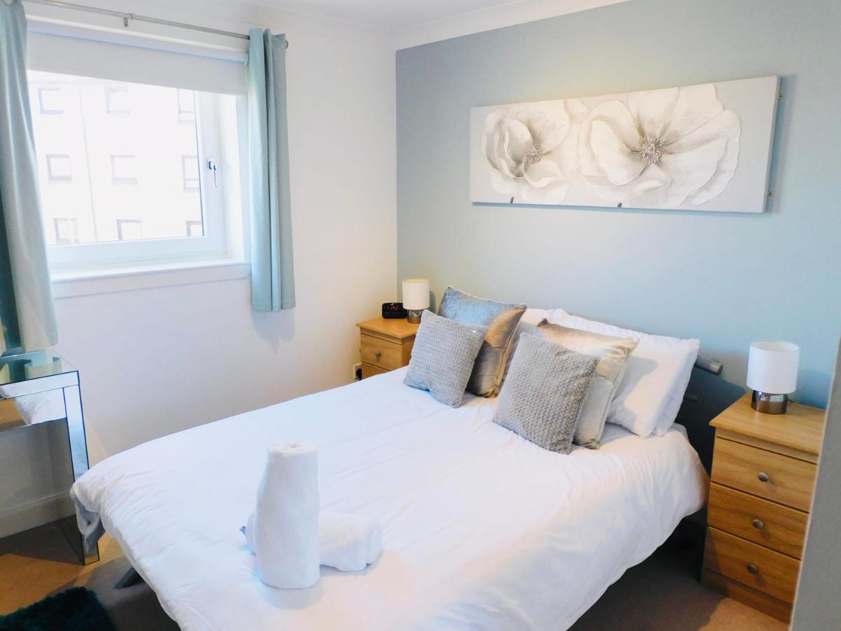 Beautiful 3 Bedroom Apt, Mins From Glasgow Airport, M8 & Sec Paisley Eksteriør bilde