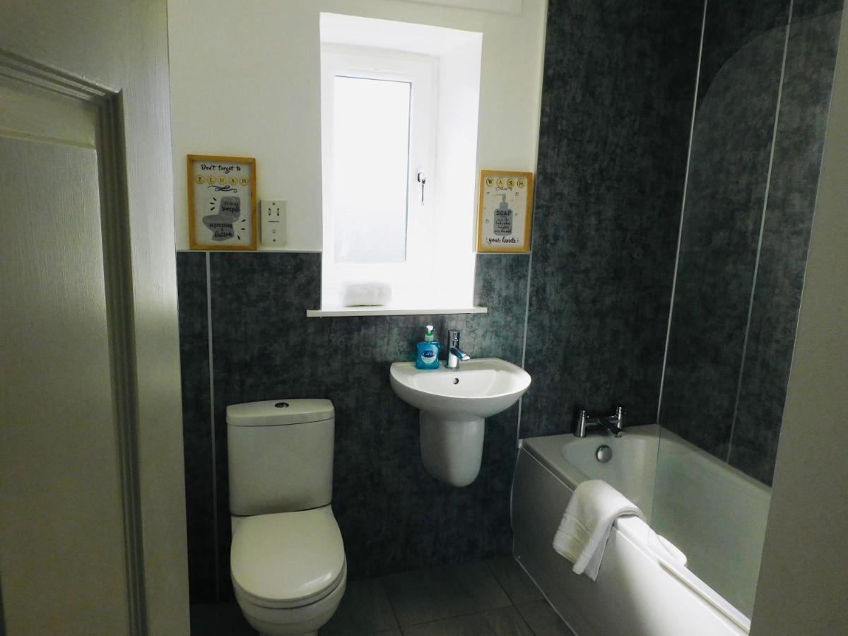 Beautiful 3 Bedroom Apt, Mins From Glasgow Airport, M8 & Sec Paisley Eksteriør bilde